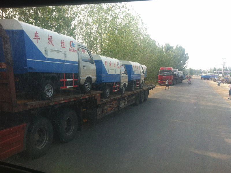 圖為準(zhǔn)備發(fā)車至山西的小型<a href=http://www.hanyanhange.cn/ljc target=_blank class=infotextkey>垃圾車</a>