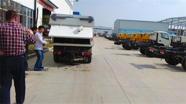 內(nèi)蒙客商正在參觀五十鈴<a href=http://www.hanyanhange.cn/saoluche/ target=_blank class=infotextkey>掃路車</a>