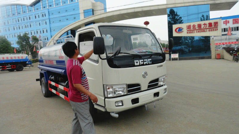 正在給5噸<a href=http://www.hanyanhange.cn/ssc target=_blank class=infotextkey>灑水車(chē)</a>做出廠前準(zhǔn)備