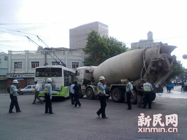一輛19路電車在新閘路成都北路路口被一輛水泥<a href=http://www.hanyanhange.cn/jbc/ target=_blank class=infotextkey>攪拌車</a>攔腰撞擊，車毀嚴(yán)重。通訊員 殷佳維 攝