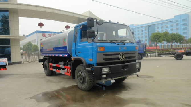程力廠門 前的東風153<a href=http://www.hanyanhange.cn/ssc target=_blank class=infotextkey>灑水車</a>